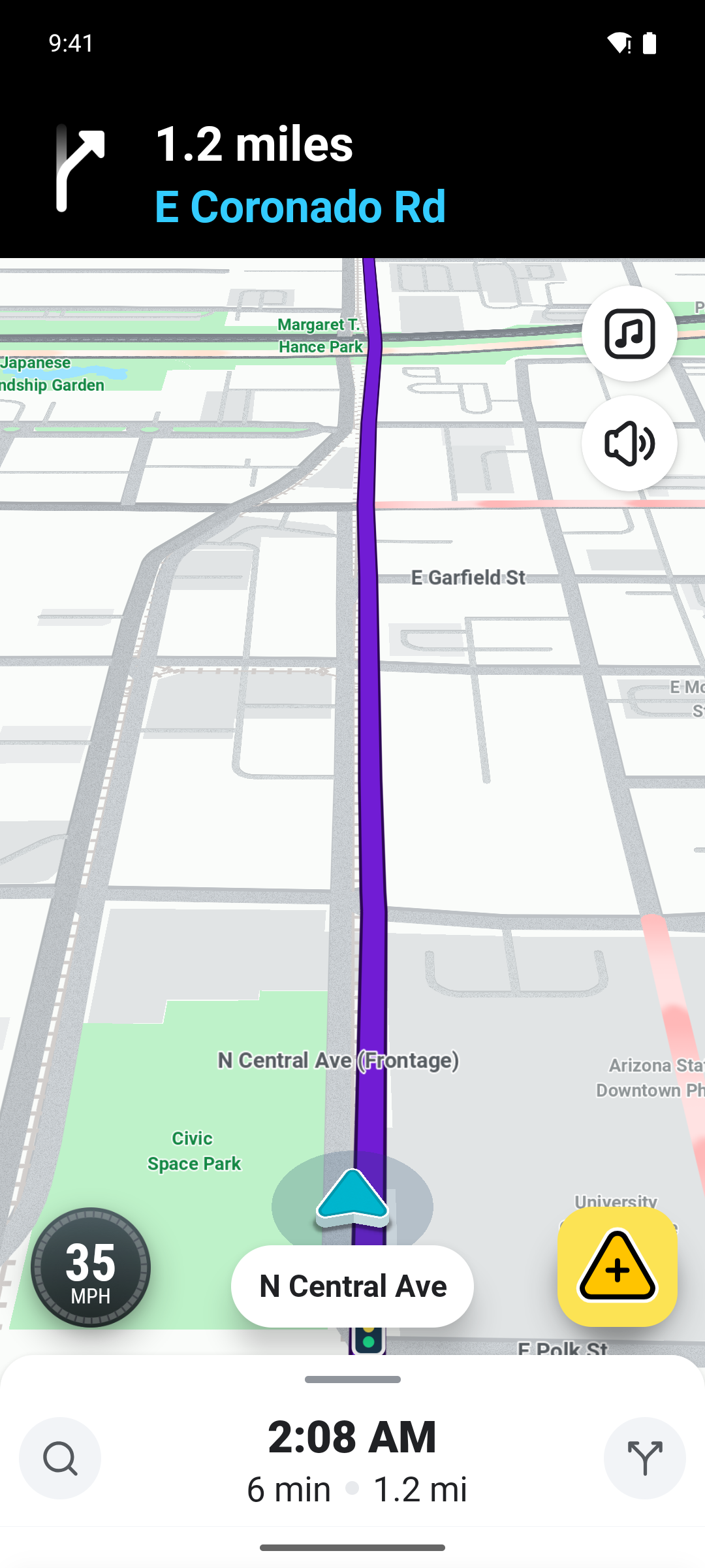 Waze navegando a 35 MPH con el velocímetro en la esquina y la barra de llegada abajo