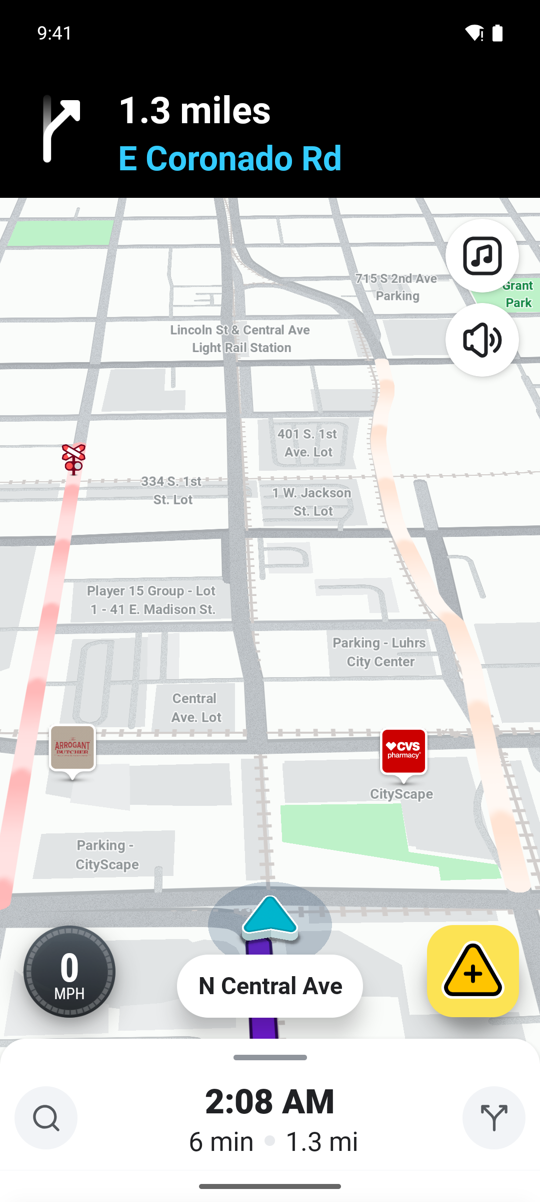 Navegación paso a paso de Waze por el centro de Phoenix con el aviso del próximo giro y la barra de llegada
